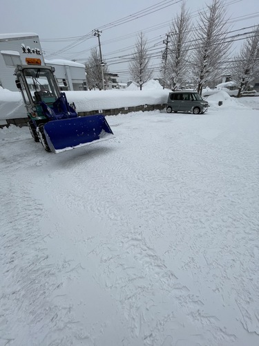 青森市内にてアパート駐車場の除雪作業