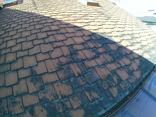 劣化が激しい屋根の塗り替え工事のご紹介です　2312282